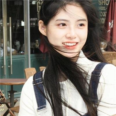 照片里的伴娘